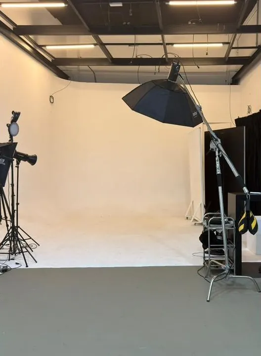 Fundo infinito com softbox e girafa de iluminação