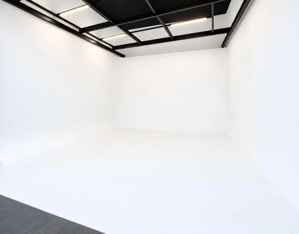 Fundo infinito branco com grid metálico aéreo