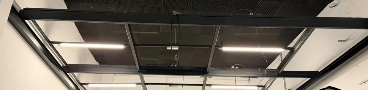 Grid metálico aéreo com luminárias